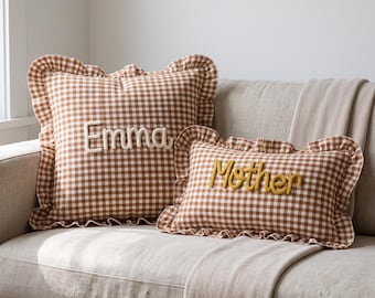 Gepersonaliseerde kussensloopset voor moeder en kind, met karamelkleurige ruitjesprint, een leuk aandenken voor de babykamer.