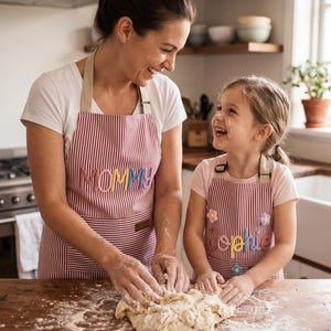 Anpassat bakförkläde mamma och dotter | Personligt mamma och jag-set | Köksförkläde med 3D-garnnamn, mors dag-present