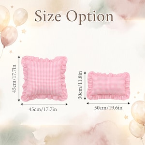 Pu&ograve; includere: Due cuscini a quadretti rosa e bianchi con bordi arricciati. Il cuscino quadrato misura 45 cm per 45 cm. Il cuscino rettangolare misura 50 cm per 30 cm. Il testo Size Option &egrave; visualizzato nella parte superiore dell'immagine.