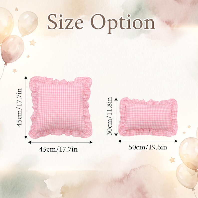 Pu&ograve; includere: Due cuscini a quadretti rosa e bianchi con bordi arricciati. Il cuscino quadrato misura 45 cm per 45 cm. Il cuscino rettangolare misura 50 cm per 30 cm. Il testo Size Option &egrave; visualizzato nella parte superiore dell'immagine.