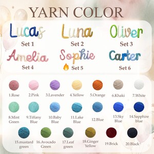 Pu&ograve; includere: Una tabella colori con nomi di filati e campioni. La sezione superiore mostra sei set di nomi in corsivo realizzati in filato. La sezione inferiore presenta venti gomitoli di filato numerati con le etichette 1.Rose, 2.Pink, 3.Lavender, 4.Yellow, 5.Orange, 6.Khaki, 7.White, 8.Mint Green, 9.Tiffany Blue, 10.Baby Blue, 11.Lake Blue, 12.Blue, 13.Sky Blue, 14.Sapphire blue, 15.mustard green, 16.Avocado Green, 17.Leaf green, 18.Ginger Yellow, 19.Brick, 20.Black.