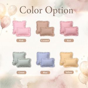 Pu&ograve; includere: Un set di sei opzioni di colore per cuscini quadrati e rettangolari con volant e motivo a quadretti vichy. I colori includono rosa, caramello, rosso, verde, blu e giallo. Ogni set presenta un cuscino quadrato e uno rettangolare con volant.