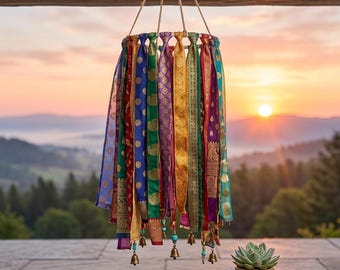 Campanillas de viento hechas a mano con tela de sari reciclada / Guirnalda bohemia de colores surtidos / Oropel de seda india reciclado / Decoración ecológica para jardín y fiestas