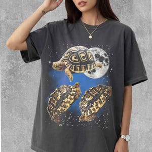 Camiseta Comfort Colors® Three Leopard Tortoise Moon, Camiseta Leopard Tortoise, Sudadera Reptil, Regalo de Vida Silvestre para Él y Ella