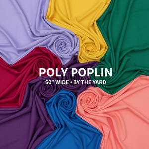 Peut inclure: Un affichage vibrant d'échantillons de tissu Poly Poplin colorés. L'image présente diverses nuances, dont le violet, le jaune, le vert et le rose, avec le texte "POLY POPLIN" et "60" WIDE • BY THE YARD". Le tissu est disposé en motifs tourbillonnants.