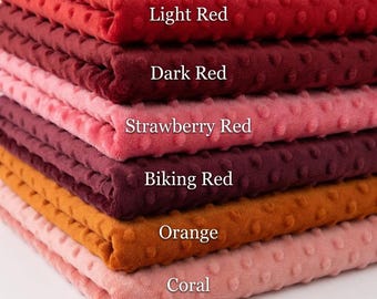 Tela Minky roja con lunares, cortada a medida, con textura suave y gomosa, ideal para mantas y almohadas.