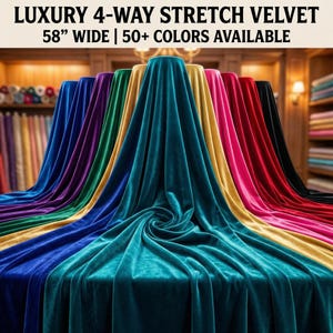 Op de afbeelding: Een display van luxe 4-weg stretch fluwelen stof in diverse kleuren. De tekst luidt "LUXURY 4-WAY STRETCH VELVET 58" WIDE | 50+ COLORS AVAILABLE". De stof is over een tafel gedrapeerd, met kleuren als teal, paars en goud.