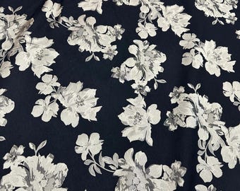 Tela de brocado floral negro con jacquard de flores blancas, tejido de lujo para vestidos.