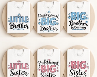 Könnte beinhalten: Sechs weiße T-Shirts in zwei Reihen angeordnet. Die obere Reihe zeigt blauen Text mit Little Brother, Professional Big Brother und Big Brother in training. Die untere Reihe zeigt rosa Text mit Little Sister, Professional Big Sister und Big Sister in training, verziert mit kleinen Herzen und Sternen.
