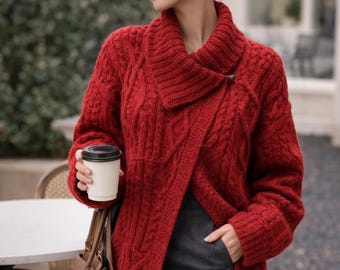 Gebreid vest met gedraaid kabel: sweaterjack met asymmetrische revers en wolmix