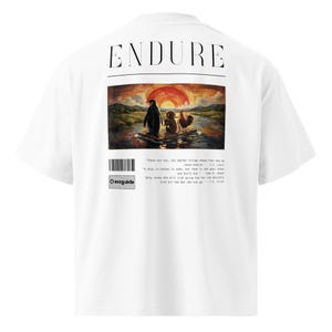 Puede incluir: Camiseta blanca con la palabra "ENDURE" impresa en la parte superior de la espalda. Debajo, un gráfico colorido de un pingüino, un mono y un gallo en el agua, con una puesta de sol de fondo. La camiseta también tiene un código de barras y el logotipo "weguide".