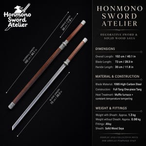 Może przedstawiać: Miecz dekoracyjny Honmono Sword Atelier z pochwą saya z litego drewna. Miecz posiada ostrze ze stali wysokowęglowej 1065, okucia ze stopu metali oraz rękojeść o długości 30 cm. Długość całkowita 102 cm, ostrza 72 cm, rękojeści 30 cm.