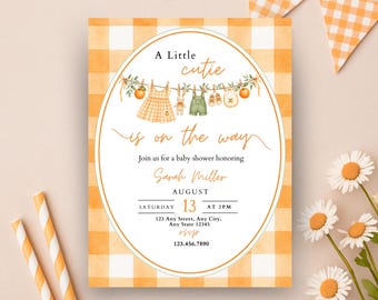 A Little Cutie Is On The Way, Babypartyeinladung, bearbeitbare Vorlage, Orange Gingham-Babyparty-Einladung zum Ausdrucken, Wäscheleine-Mädchen-Dusche
