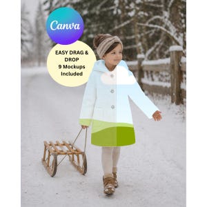 Könnte beinhalten: Ein Kind in einem weißen Wintermantel mit grünem Saum zieht einen Holzschlitten auf einem schneebedeckten Weg. Das Bild enthält das Canva-Logo und den Text: "EASY DRAG & DROP 9 Mockups Included."