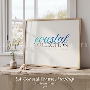 Könnte beinhalten: Ein rechteckiger Bilderrahmen aus Holz mit einem weißen Einleger, der den blauen Schriftzug coastal COLLECTION und den kleineren grauen Text LITTLE LAYNE MOCKUPS enthält. Der Rahmen steht auf einer rustikalen Holzoberfläche neben einer kleinen Vase.