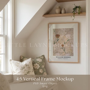 Puede incluir: Maqueta de marco vertical con estampado floral y el texto "WILLIAM MORRIS Tapestry Collection". El marco se muestra en una pared blanca, con dos cojines decorativos y una ventana en el fondo. También incluye el texto "4:5 Vertical Frame Mockup".