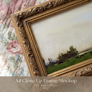 Könnte beinhalten: Eine weiße Keramik-Tasse mit schwarzem Henkel und dem Text "But First, Coffee" in schwarzer, handschriftlicher Schrift. Die Tasse steht auf einer weißen Oberfläche.