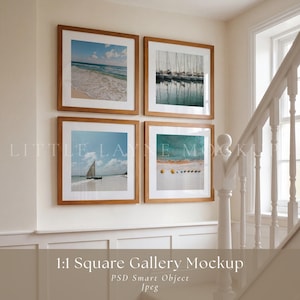 Puede incluir: Cuatro impresiones artísticas enmarcadas con escenas de playa y océano cuelgan de una pared blanca. Los marcos son de madera marrón claro. Las imágenes representan olas, veleros y una fila de barcos. El texto "1:1 Square Gallery Mockup" está en la parte inferior.
