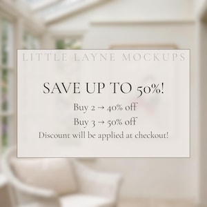 Puede incluir: Un letrero rectangular con el texto "LITTLE LAYNE MOCKUPS" en la parte superior. El letrero dice "SAVE UP TO 50%!" con detalles sobre descuentos por compras m&uacute;ltiples. El fondo est&aacute; borroso, mostrando una habitaci&oacute;n con una silla.