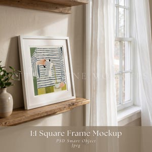 Peut inclure: Maquette de cadre carré blanc avec une peinture d'une personne versant du café. La peinture représente une personne portant une chemise rayée. Le cadre est posé sur une étagère en bois, avec un vase et une plante à gauche. En arrière-plan, une fenêtre avec des rideaux blancs.
