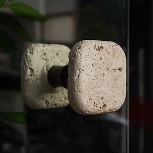 Natürlicher Travertinsteinschrankknauf - quadratischer texturierter Steingriff