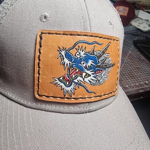 Blå drake tatuerade läderlapp truckerkeps | Handsydd asiatisk snapback