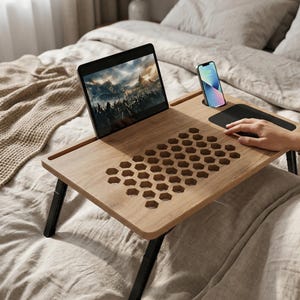 Puede incluir: Un juego de tres tazas de cerámica con acabado mate y moteado. Las tazas son de color crema, gris claro y gris oscuro. Cada taza tiene un diseño simple y minimalista.