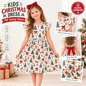 Puede incluir: Un patrón de costura PDF para vestido navideño infantil, con tela blanca y estampado festivo de pinos verdes, hombres de jengibre, renos y lazos rojos. El vestido tiene mangas con volantes y un gran lazo rojo en la parte posterior de la cintura.
