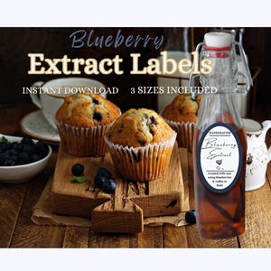 Pode incluir: Imagem de rótulos de extrato de mirtilo com muffins e mirtilos. Os rótulos dizem "Blueberry Extract Labels" e "Instant Download 3 Sizes Included". Uma garrafa de extrato está ao lado dos muffins. A garrafa de extrato tem um rótulo que diz "Handcrafted Blueberry Extract".