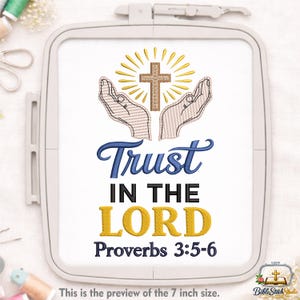 Puede incluir: Diseño de bordado con una cruz con rayos de sol, sostenida por dos manos, sobre las palabras "Trust IN THE LORD" y "Proverbios 3:5-6". La vista previa es de 17.78 cm.