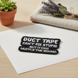 Könnte beinhalten: Ein Set aus drei Keramikbechern mit gesprenkelter, matter Oberfläche. Die Becher sind in Creme-, Hellgrau- und Dunkelgrautönen gehalten. Jeder Becher hat ein schlichtes, minimalistisches Design.