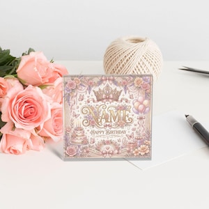Pode incluir: Um cartão de aniversário quadrado com uma ilustração em tons pastel de uma coroa, um bolo de camadas, balões e motivos florais. O texto diz NAME, HAPPY BIRTHDAY e PRINCESS 2026. O cartão está rodeado por rosas e um novelo de lã.