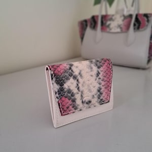 Mini portefeuille en cuir fait main en python gaufré et nappa lait - Design artisanal compact