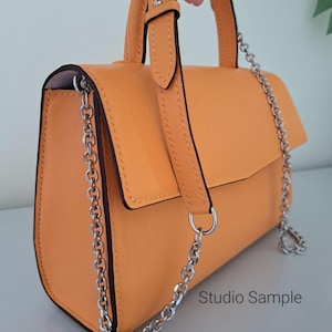 Muestra de estudio, bolso bandolera minimalista de piel naranja, bolso estructurado hecho a mano, cosido a mano, prototipo de lujo.