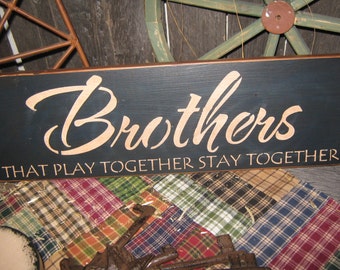 Primitive Lg Wood Sign Boys " Hermanos que juegan juntos, Permanezcan juntos " Artículos para el hogar Country Folkart Decoración de pared