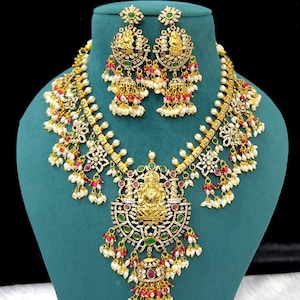 Op de afbeelding: Een set van drie keramische mokken met een gespikkelde, matte afwerking. De mokken zijn in tinten crème, lichtgrijs en donkergrijs. Elke mok heeft een eenvoudig, minimalistisch ontwerp, perfect voor koffie of thee.