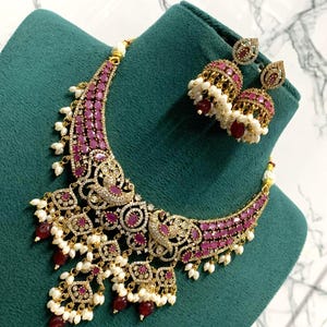 Joyas de estilo victoriano con motivos de pavo real, adornadas con rubíes, diamantes americanos y perlas colgantes.