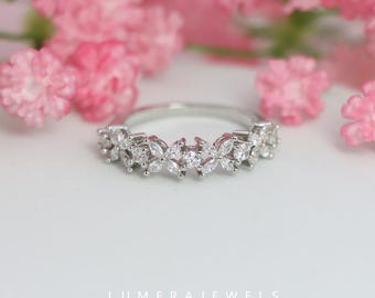 Starlit Bloom Ring, Pavé Diamant Blumenband, süßer himmlischer Schmuck, ultimatives romantisches Geschenk für Sie