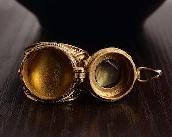 Vintage Stil verzierten goldfarbenen Messing Gift Ring mit einem eingravierten Griffin Heraldischen Wappen Medaillon und einer aufwendigen filigranen geheimen Kammer