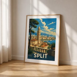 Könnte beinhalten: Ein gerahmtes Reiseplakat mit einer stilisierten Illustration der Stadt Split in Kroatien. Das Kunstwerk zeigt einen hohen Glockenturm aus Stein, terrakottafarbene Dächer, einen blauen Hafen und das Wort SPLIT in weißen Großbuchstaben.