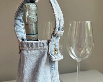 Wijnfleshouder van gerecycled licht denim – Casual chique flesdrager (handgemaakt)