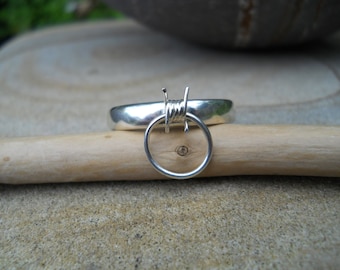 Historia de la plata esterlina del anillo 'O' con guarda de alambre de púas