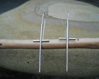 Elegantes y sencillos pendientes de cruz de plata de ley.
