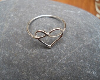 Pequeño anillo de nudo de corazón en plata de ley