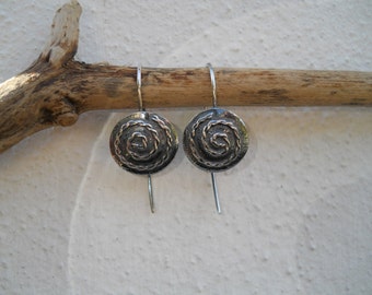 Pendientes de plata oxidada con diseño de espiral celta