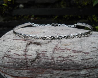 Collar martillado de plata de ley con detalle de hoja