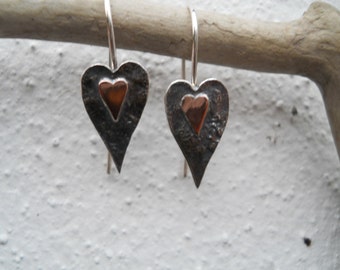 Pendientes artesanales de corazón de plata y cobre