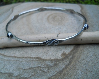 Brazalete artesanal de plata étnica