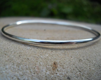 Brazalete ovalado sencillo de plata de ley
