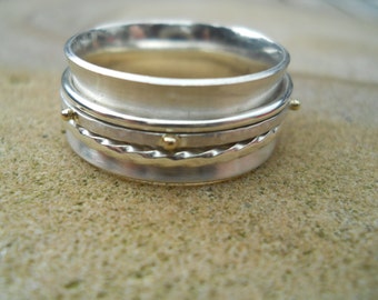 Anillo giratorio de plata de ley con tres bandas cautivas diferentes